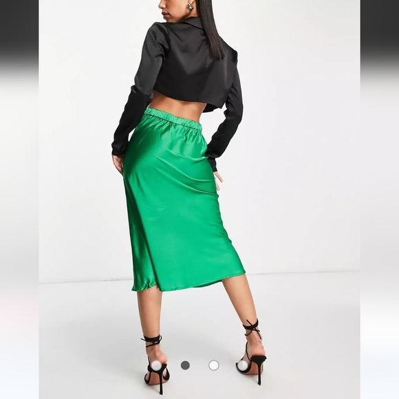 Vila satin bias cut midi skirt in bright green - Picture 3 of 6